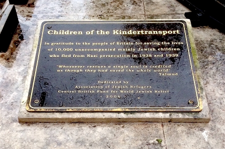 © Robert Rotifer Plakette der Statue: "in gratitude to the people of Britain for saving the lives of 10,000 unaccompanied children who fled from Nazi persecution in 1938 and 1939"